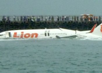 Indonesia:Boeing 737 plane with 188 passengers crashes in sea