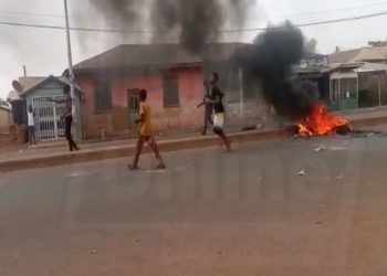 Lamashegu: Irate youth set fire officer’s house ablaze (VIDEO)