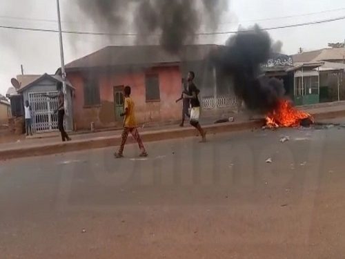 Lamashegu: Irate youth set fire officer’s house ablaze (VIDEO)
